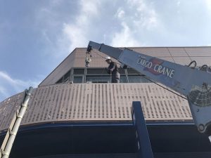 神戸市垂水区-業務用エアコンをクレーンで吊り降ろし